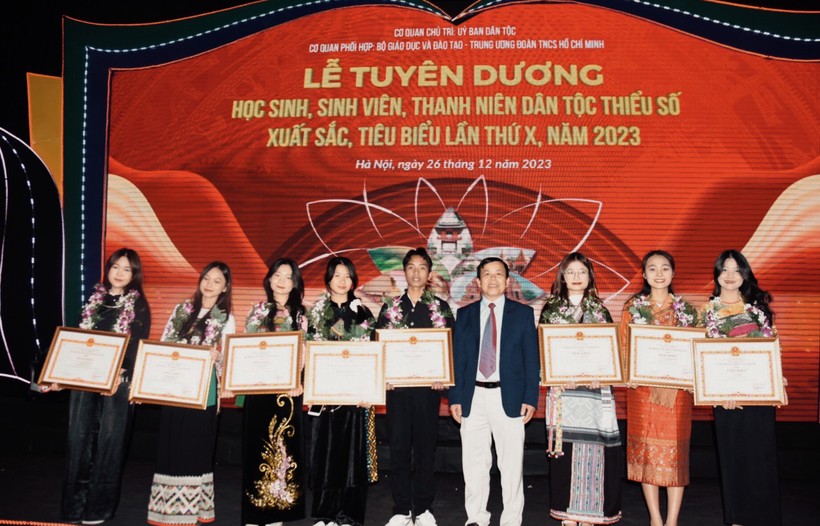 Nông Thị Hồng Thơ (thứ 4, từ trái sang) tại Lễ tuyên dương học sinh, sinh viên, thanh niên dân tộc thiểu số xuất sắc, tiêu biểu lần thứ X, năm 2023.