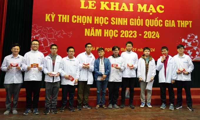 Đội tuyển Tin học, trường THPT chuyên Khoa học Tự nhiên, Đại học Khoa học Tự nhiên, Đại học Quốc gia Hà Nội, trước kỳ thi học sinh giỏi quốc gia. Đây là đơn vị có một học sinh lớp 10 giành giải nhất môn Tin học. Ảnh: HSHG