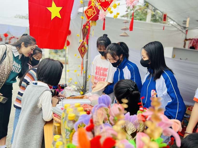 Các gian hàng của sinh viên.