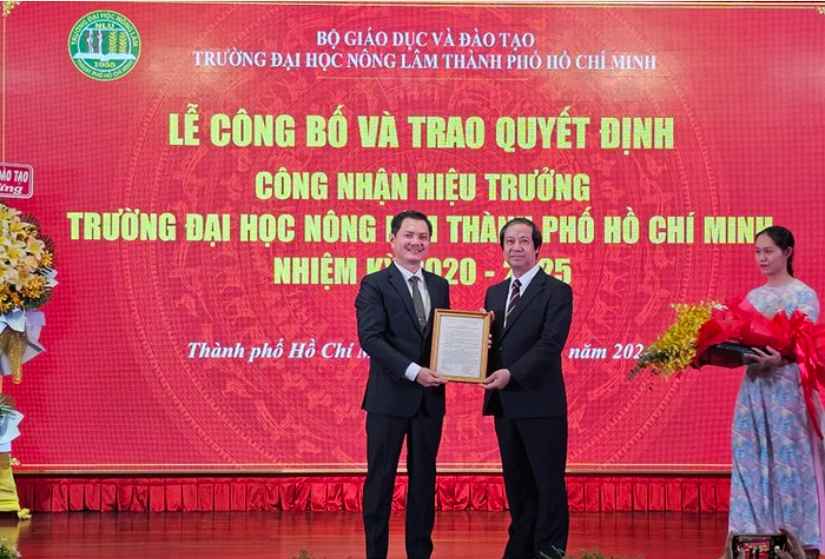 Bộ trưởng Bộ GDĐT trao quyết định bổ nhiệm Hiệu trưởng Đại học Nông Lâm TP.HCM