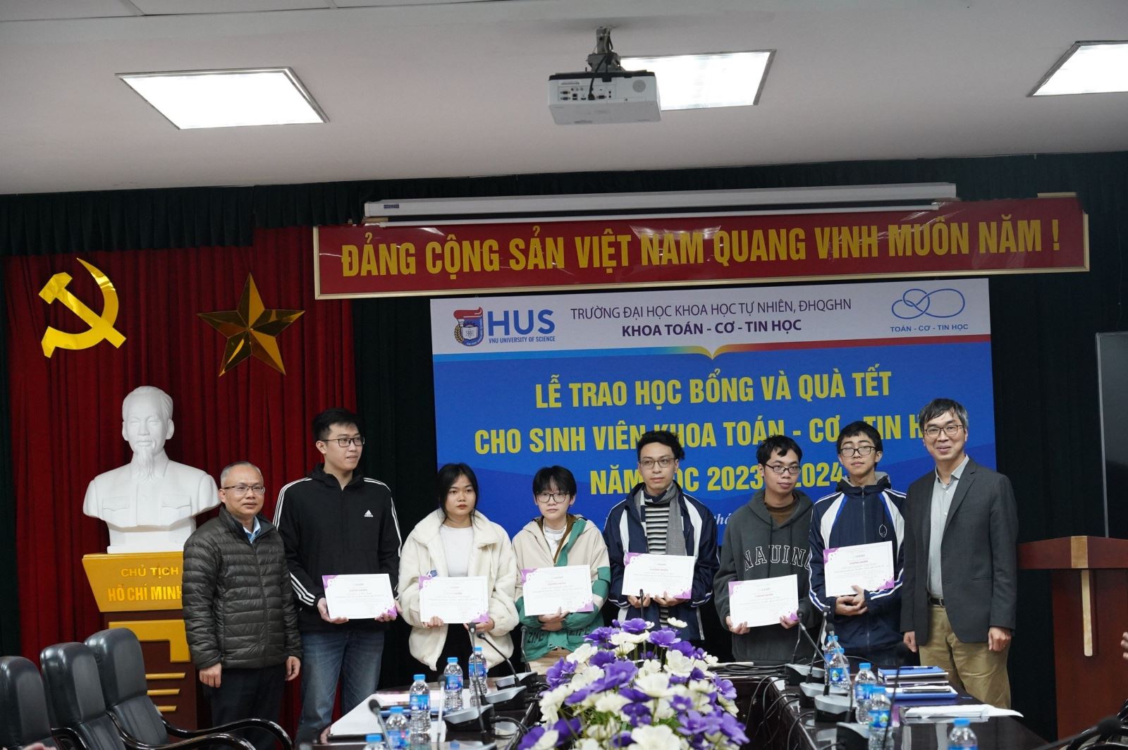 Hơn 1 tỷ đồng học bổng, quà Tết được trao cho sinh viên Trường Đại học Khoa học Tự nhiên