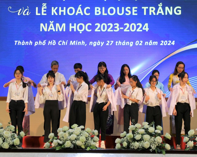 Lần đầu tiên, Khoa Y tổ chức lễ khoác áo blouse cho hơn 550 sinh viên năm nhất