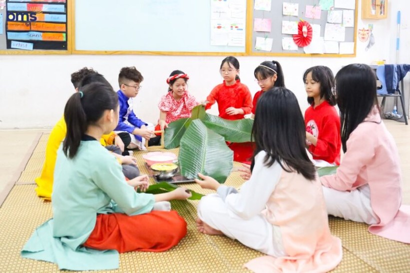 Học sinh Ban Mai School thi tài gói bánh chưng.