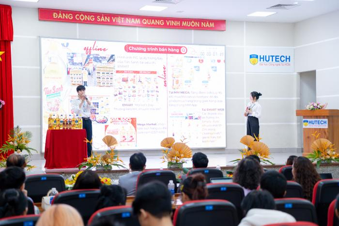 Chịu chơi như sinh viên HUTECH: 'Chạy show' hết học thuật lại tới văn hóa, nghệ thuật, thể thao Ảnh 2