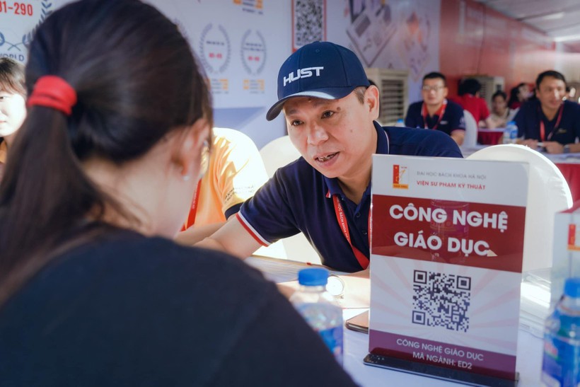 PGS.TS Lê Hiếu Học trong đợt tư vấn cho thí sinh về các mã ngành đào tạo của ĐH Bách khoa Hà Nội năm 2023.