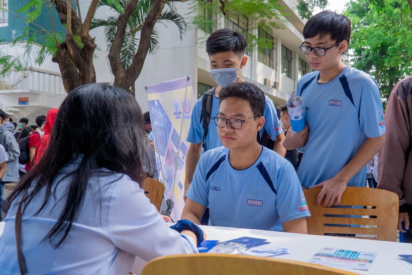 Học sinh tìm hiểu thông tin tuyển sinh Trường Đại học Sư phạm Kỹ thuật TPHCM, tháng 1/2024. Ảnh: HCMUTE