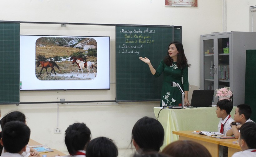 Giờ học tiếng Anh của cô trò Trường Tiểu học Thịnh Liệt.