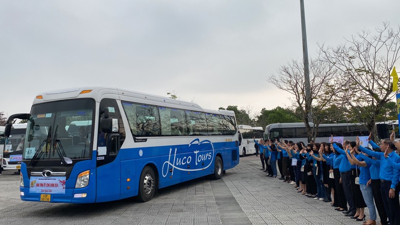 Lãnh đạo các cấp Công đoàn tạm biệt công nhân, giáo viên và người lao động lên xe về quê đón Tết.