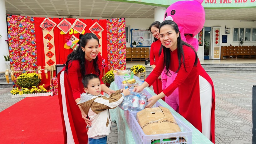 Bên cạnh đó, Trường Mầm non Tân Mai cũng tổ chức đổi vỏ chai nhựa, lon bia để lấy quà nhằm khuyến khích học sinh biết bảo vệ môi trường.