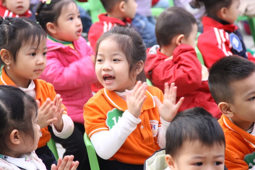 Trẻ hào hứng tham gia ngày hội.