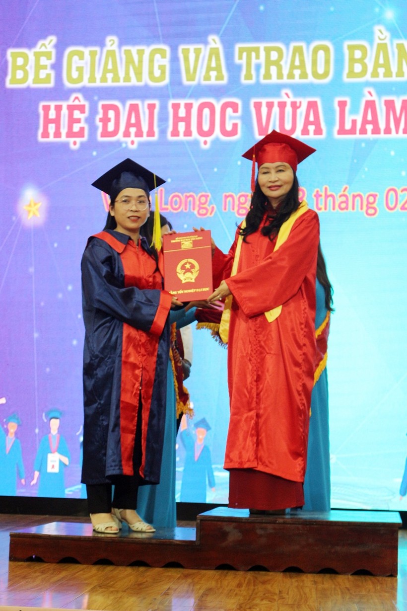 TS Đặng Thị Ngọc Lan - Phó Hiệu trưởng Trường ĐH Cửu Long trao bằng tốt nghiệp cho tân cử nhân.