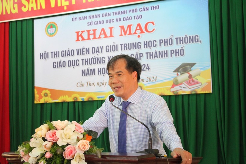 Ông Nguyễn Phúc Tăng - Phó Giám đốc Sở GD&amp;ĐT TP Cần Thơ phát biểu khai mạc hội thi.