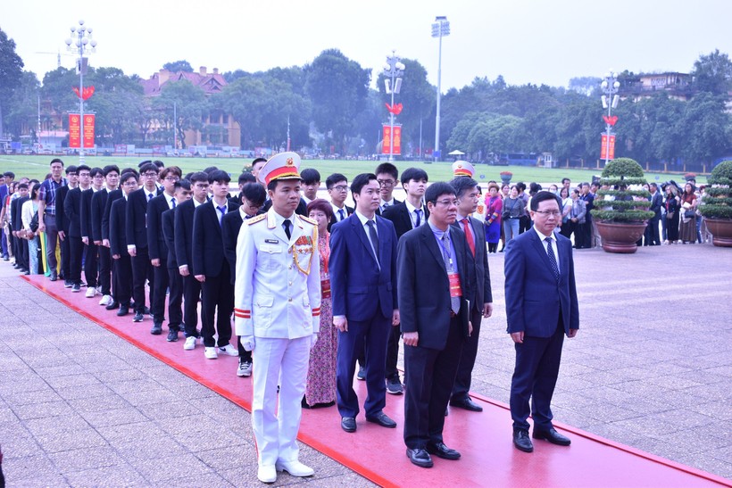 Đoàn học sinh đoạt giải Olympic, Khoa học kỹ thuật quốc tế năm 2023 vào lăng viếng Bác. Ảnh: PV