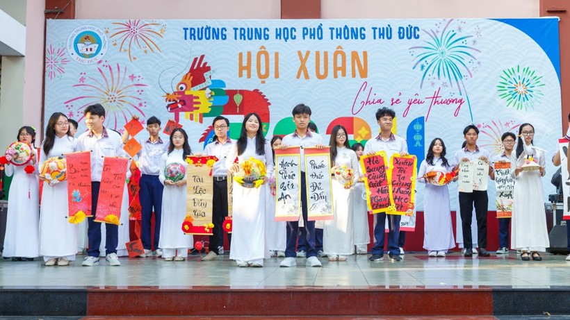 Học sinh Trường THPT Thủ Đức (TP Thủ Đức) hào hứng với hội xuân do nhà trường tổ chức.