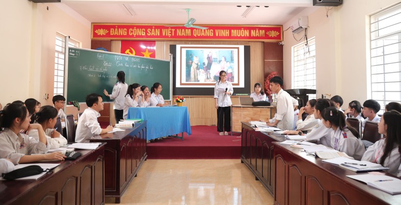 Thầy, trò Trường THPT Nghi Lộc 2 trong giờ Ngữ văn. Ảnh: NVCC