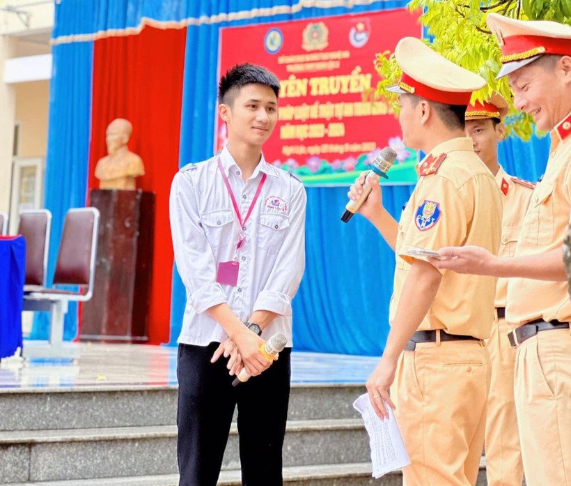 Buổi ngoại khóa tuyên truyền về an toàn giao thông tại Trường THPT Nghi Lộc 2. Ảnh: TG