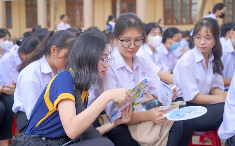 Chuyên gia tuyển sinh Trường Đại học Gia Định tư vấn thông tin ngành, nghề cho học sinh trong năm học 2023 -2024. Ảnh: GDU