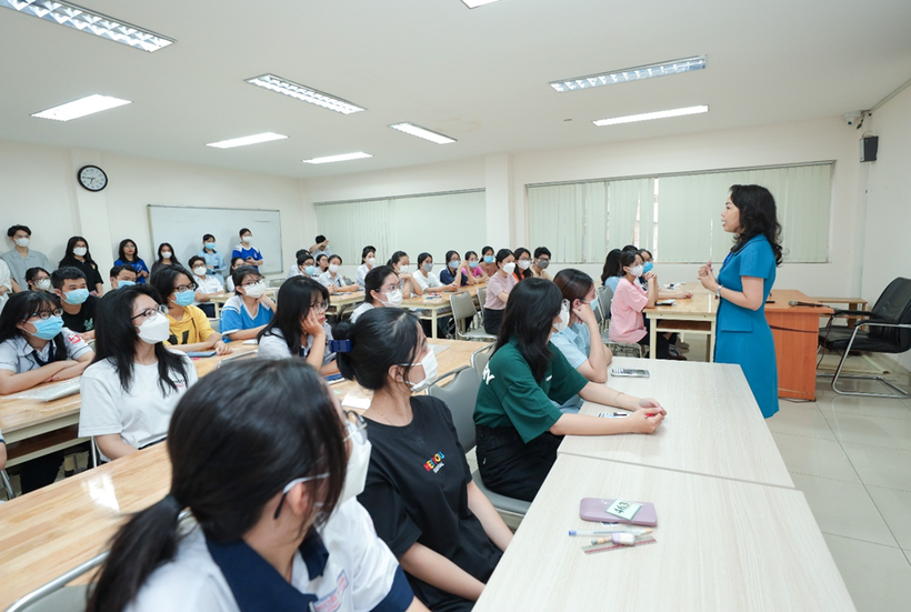 Thí sinh tham gia đánh giá năng lực trên máy tính tại Trường ĐH Ngân hàng TPHCM năm 2023.