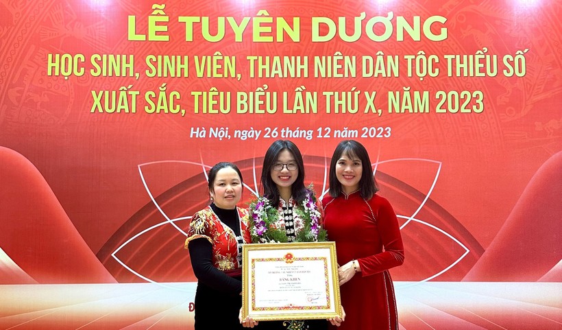 Cô Lê Sa (bên phải), giáo viên tiếng Anh, Trường Phổ thông DTNT THPT số 2 Nghệ An chụp ảnh cùng Mai Sương và mẹ. Ảnh NVCC.