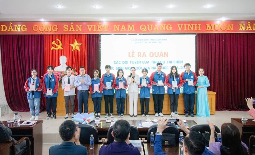 Lãnh đạo Sở GD&amp;ĐT Quảng Ninh trao quà tặng cho các em học sinh tham dự Kỳ thi chọn HSG quốc gia THPT năm học 2023-2024.