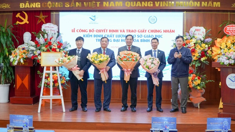 Trao giấy chứng nhận kiểm định chất lượng cho Trường Đại học Hòa Bình