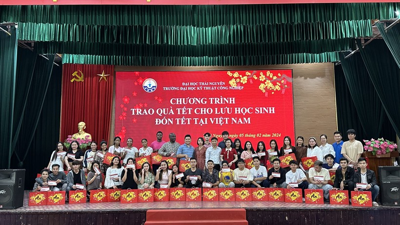 Trường Đại học Kỹ thuật Công nghiệp tặng quà Tết cho lưu học sinh