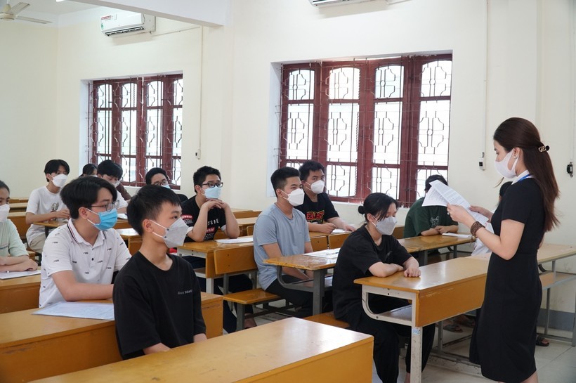 Trường THPT chuyên Đại học Vinh dừng tuyển sinh lớp chất lượng cao