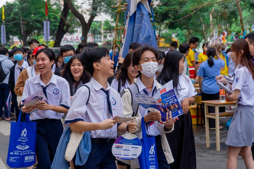 Tung học bổng hấp dẫn thu hút tuyển sinh