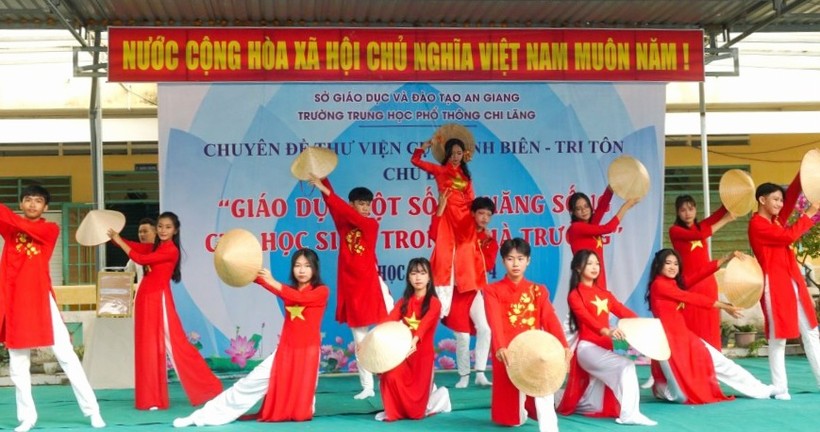 Tiết mục văn nghệ của học sinh tại chương trình.