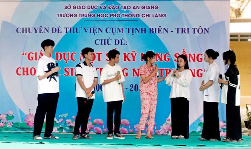 Học sinh tham gia trình diễn tiểu phẩm.