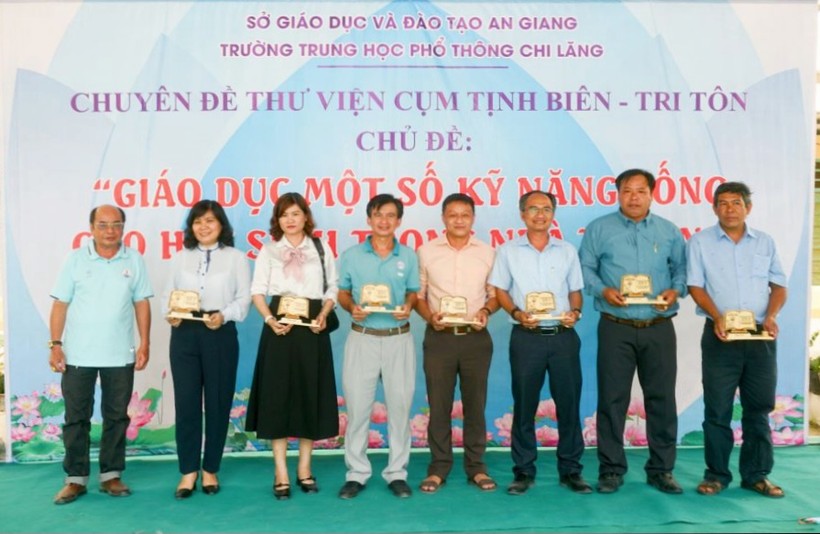 Trao quà lưu niệm các đơn vị tham dự chuyên đề.