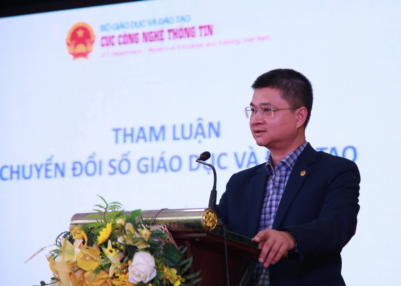 Ông Tô Hồng Nam trình bày tham luận tại hội thảo.