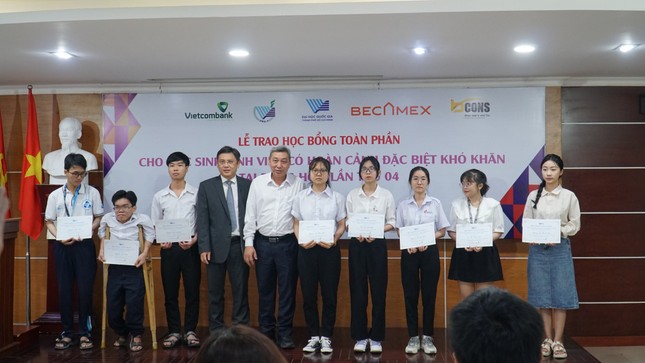 ĐHQG TP. HCM trao 1,2 tỷ đồng học bổng toàn phần cho sinh viên có hoàn cảnh khó khăn