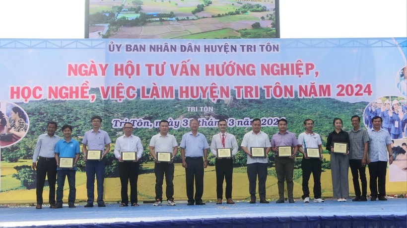 Gần 1.000 lao động, học sinh tham gia Ngày hội tư vấn hướng nghiệp, việc làm