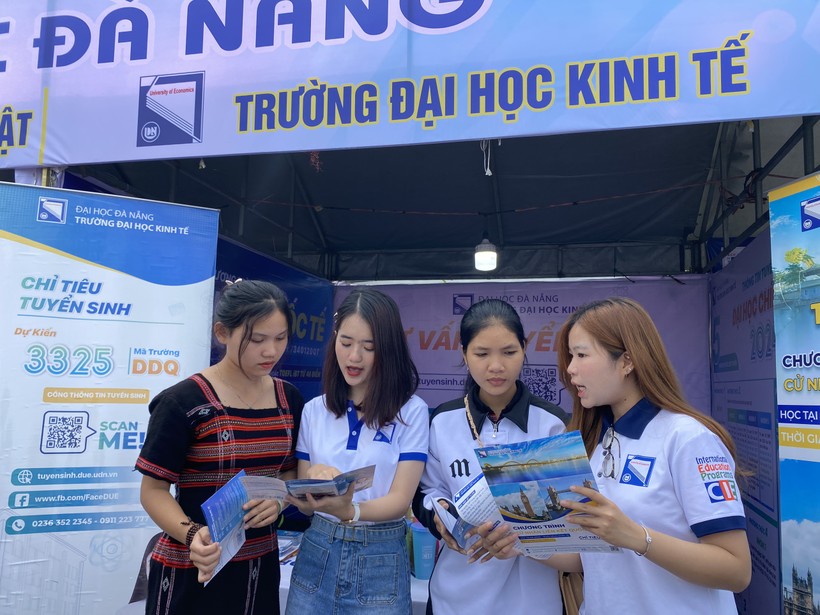 Học sinh miền núi được giải đáp thắc mắc về tuyển sinh ĐH, CĐ năm 2024