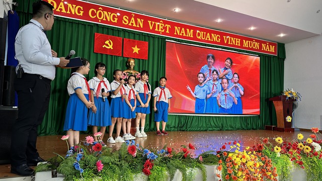 Học sinh tiểu học kể "tình yêu quê hương" bằng tiếng Anh