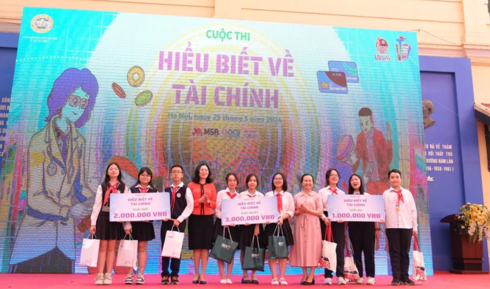 Hơn 1.600 học sinh tại Hà Nội tìm hiểu về tài chính và lịch sử đồng tiền Việt