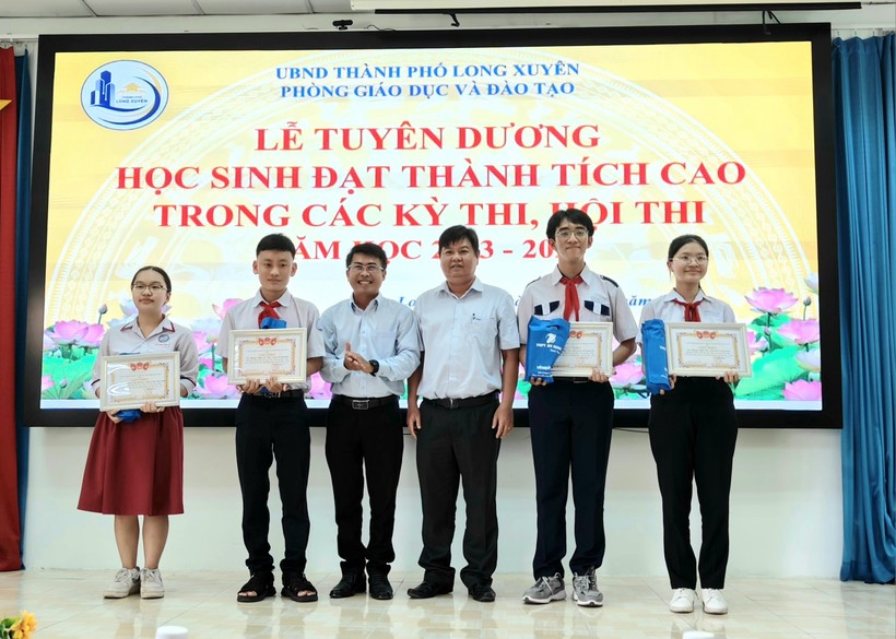 Long Xuyên (An Giang): Tuyên dương HS đạt thành tích cao các kỳ thi, hội thi