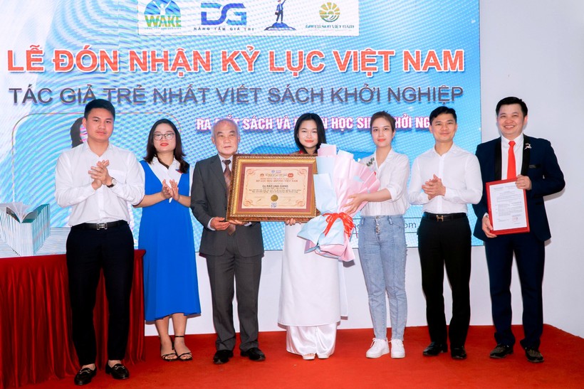 Nữ sinh Thanh Hóa được xác lập kỷ lục Việt Nam về viết sách khởi nghiệp