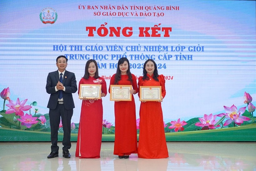 Quảng Bình trao giải thưởng cho 21 giáo viên chủ nhiệm lớp giỏi bậc THPT