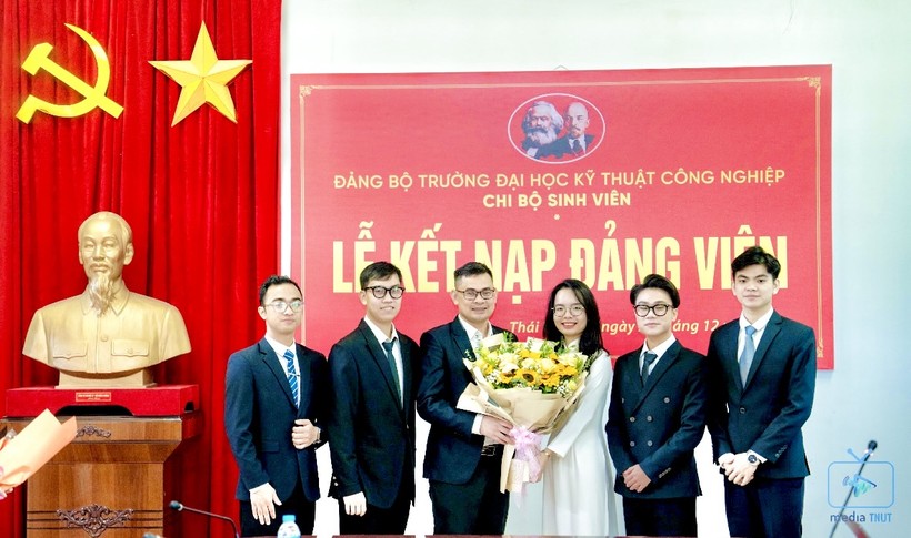 Tạo môi trường thuận lợi để đoàn viên, sinh viên phấn đấu vào Đảng