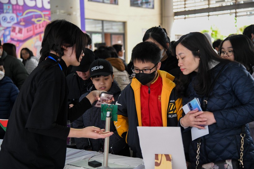 Thắp sáng ngọn lửa đam mê khoa học tại hội chợ Science Fair 2024