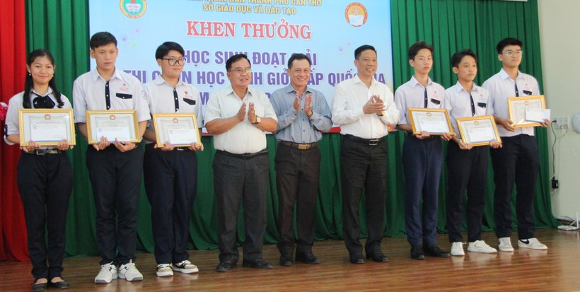 Lãnh đạo UBND và Hội Khuyến học TP Cần Thơ khen thưởng học sinh đoạt giải Kỳ thi học sinh giỏi THPT cấp quốc gia năm 2024. Ảnh: Q. Ngữ