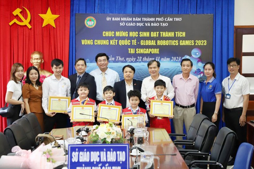 Ông Tạ Ngọc Trí, Phó Vụ trưởng Vụ Giáo dục Tiểu học (thứ 6 từ trái sang); cùng lãnh đạo Sở GD&amp;ĐT TP Cần Thơ tại buổi vinh danh các HS đạt thành tích cao tại Cuộc thi Global Robotics Games 2023.