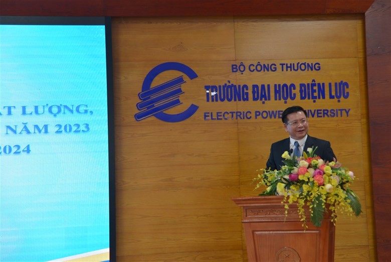 PGS.TS Đinh Văn Châu - Hiệu trưởng Trường Đại học Điện lực phát biểu tại hội nghị.