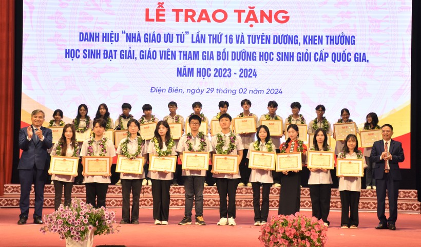 Trao Bằng khen của Chủ tịch UBND tỉnh Điện Biên cho 3 học sinh đạt giải Nhì, 8 học sinh đạt giải Ba.