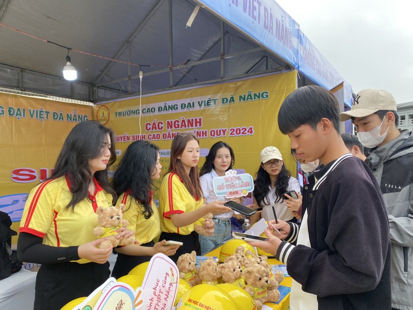 Học sinh tham gia và nghe tư vấn tại gian hàng của Trường Cao đẳng Đại Việt Đà Nẵng.