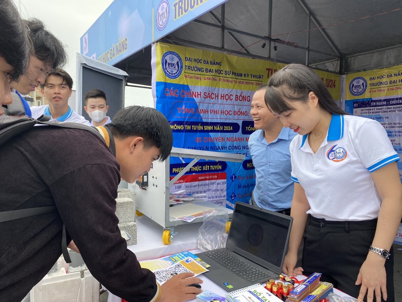 Học sinh lắng nghe tư vấn từ các thầy cô của Trường Đại học Sư phạm Kỹ thuật (Đại học Đà Nẵng).