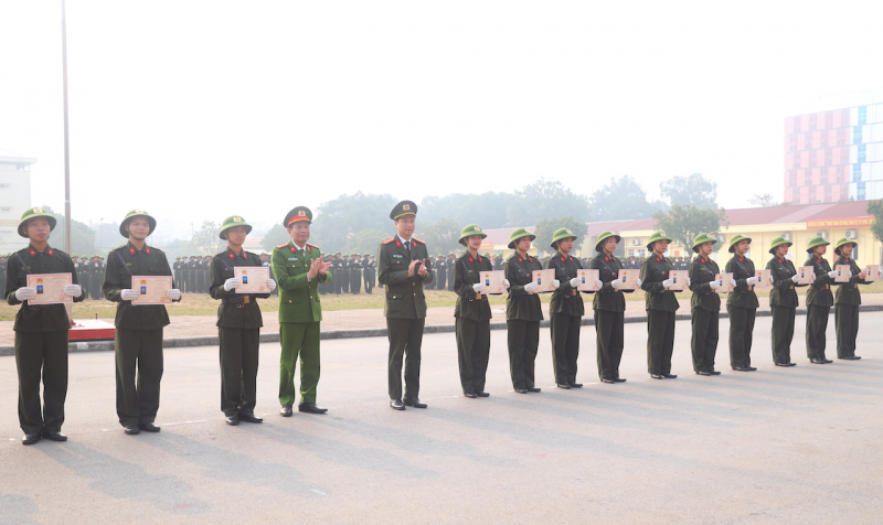 Hơn 1.200 học viên các trường CAND tốt nghiệp huấn luyện quân sự, võ thuật đầu khoá -0