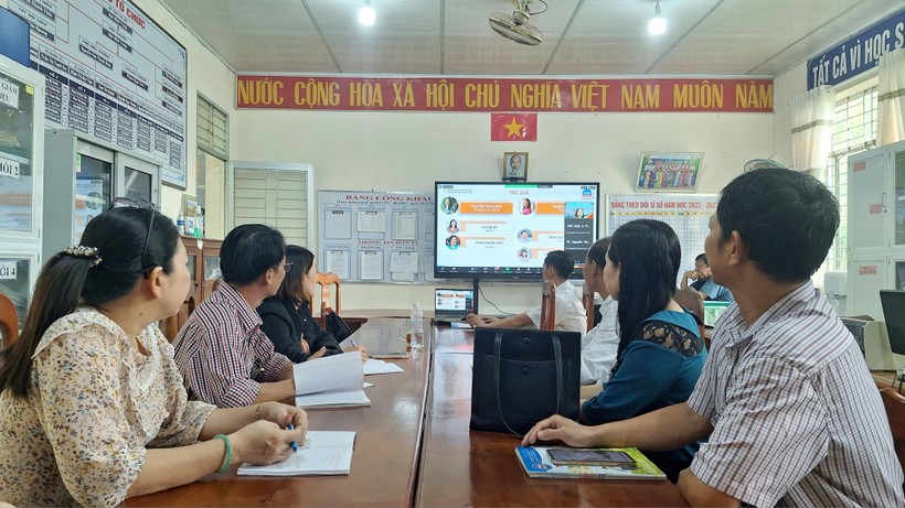 Cán bộ quản lý và giáo viên Trường Tiểu học A thị trấn Phú Hòa (huyện Thoại Sơn) tham dự hội thảo trực tuyến.